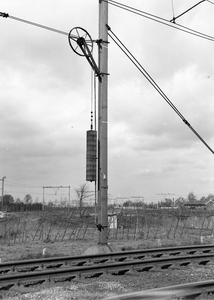 166464 Afbeelding van een bovenleidingsmast met afspaninrichting bij het spoorknooppunt Blauwkapel bij Utrecht ...